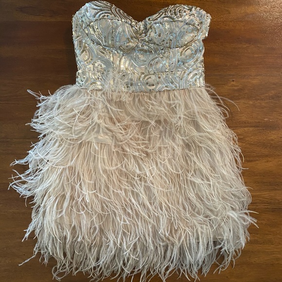 Bebe Sweetheart W Faux Ostrich Feathers 